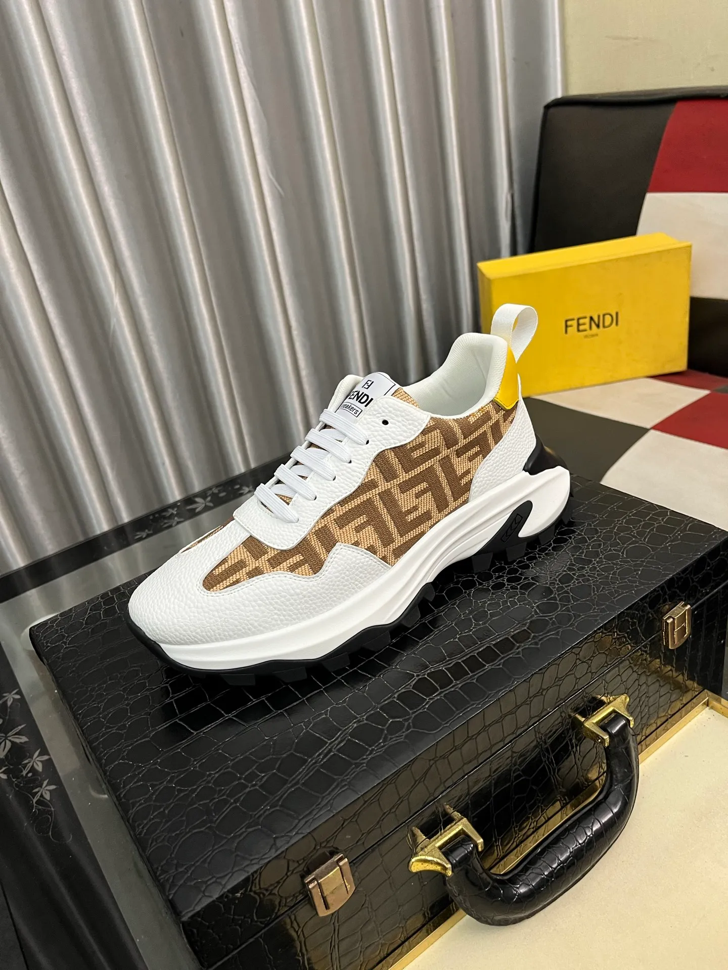 Men's Men's Shoes💰458⌚️⌚️[FENDI] Fendi's classic and comfortable men's, this complex sneaker is made of soft calfskin➕genuine leather lining➕original ultra-light rubber material with rough outsole. This unique light style is suitable for the casual and refined sensibility of this season. It is comfortable and natural on the feet. It is an everyday style for casual travel in autumn and winter! Code number: 38-443️⃣Colors available